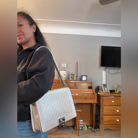 🩷Stunning Chanel Boy Bag Maxi. Original condition.🩷Rare shimmering pearl color - Picture 13 of 17